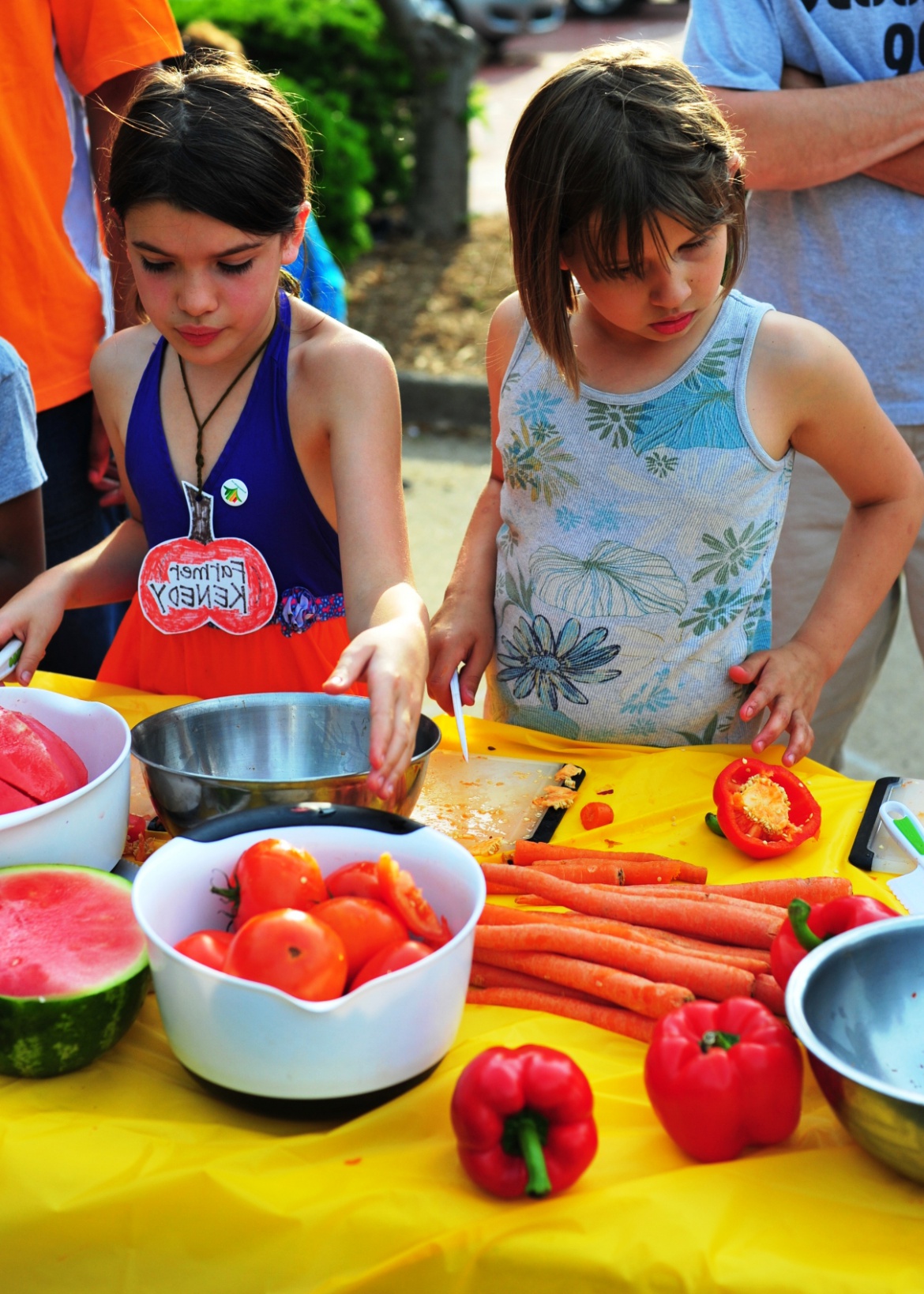 Students preparing veggies for juice
