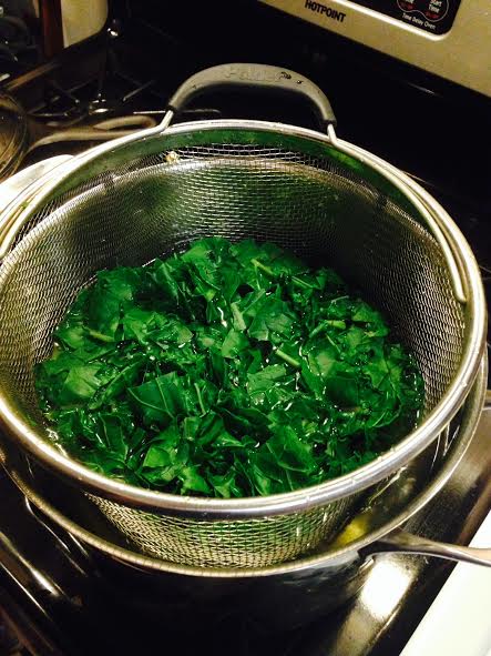 "Blanching" kale (immersing it in hot water) for 2 min.